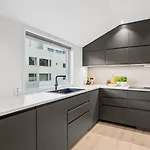Center - Two Bedroom Modern Διαμέρισμα *